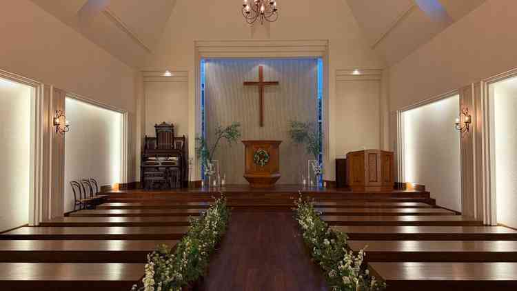 チャペルは広くて周りを見渡せるのが良かった。木目調で自然を感じれるのが素敵でした。