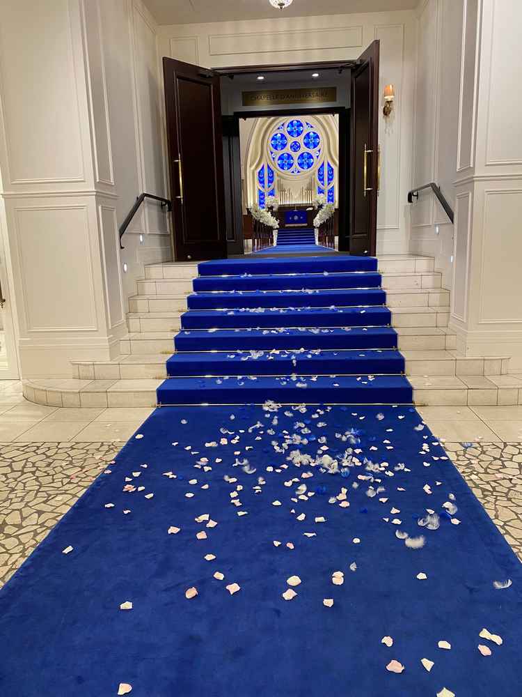 チャペルを抜けたあとの花道。雰囲気が分かる今回はスタッフさんが本番のように花びらを投げてくださった。