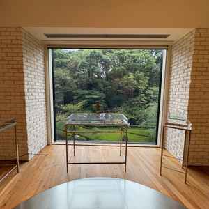 チャペルから見える窓。小雨が降っていましたが、天気に左右されない美しさを感じました。