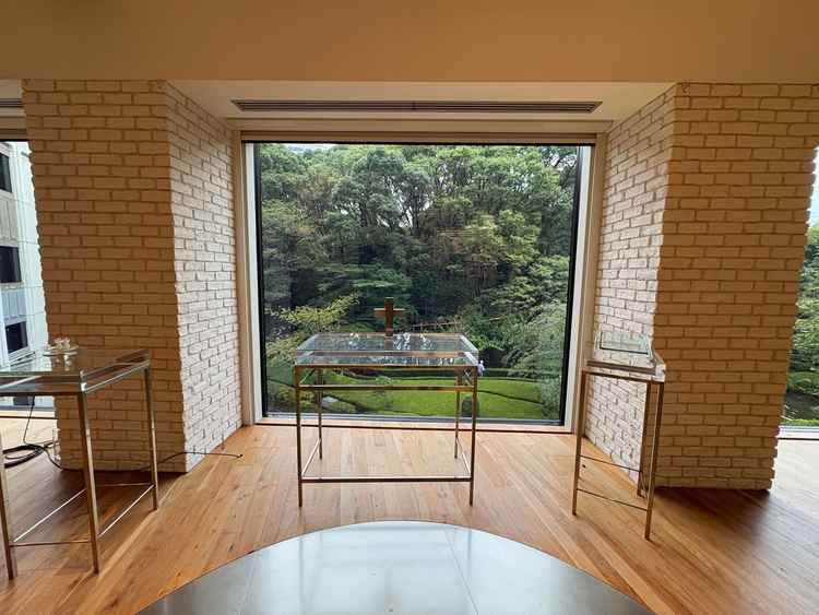 チャペルから見える窓。小雨が降っていましたが、天気に左右されない美しさを感じました。