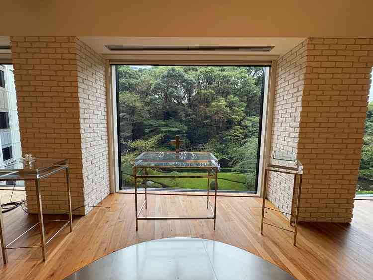 チャペルから見える窓。小雨が降っていましたが、天気に左右されない美しさを感じました。