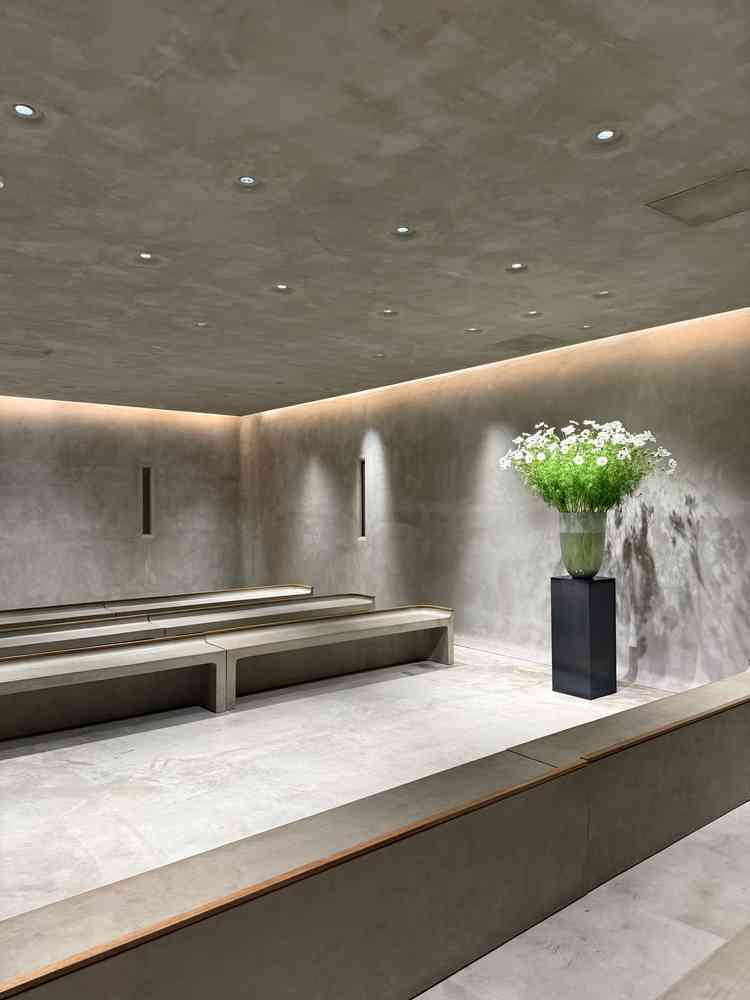 式場。式場まで過去現在未来を表す道を通りこの空間に着きます。ここでファーストミートもできます。