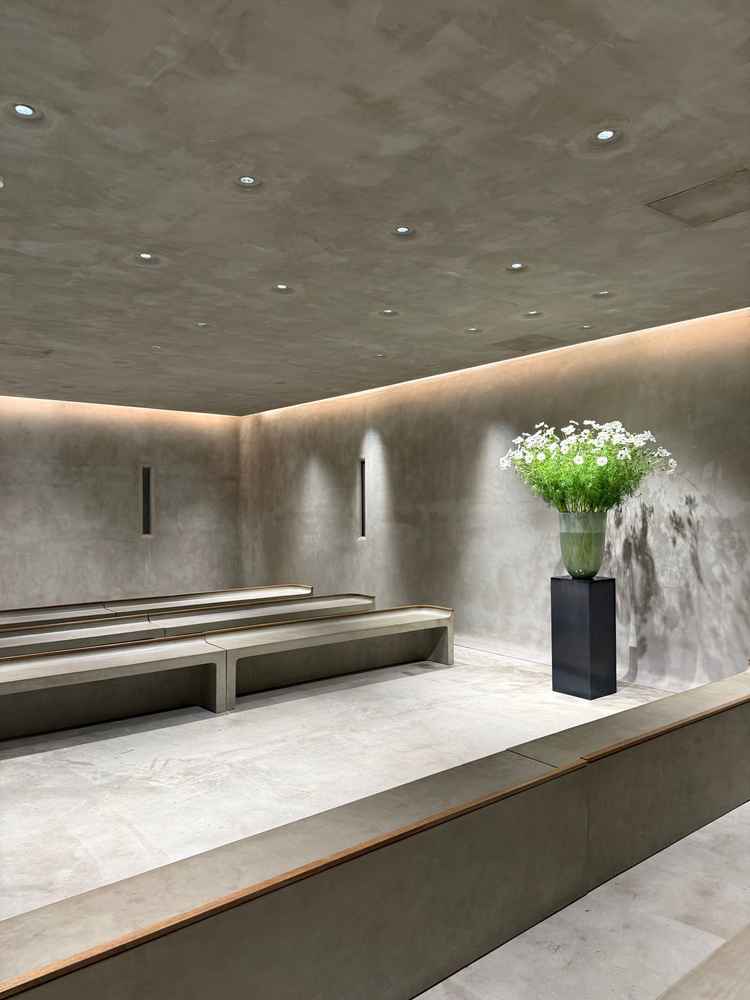 式場。式場まで過去現在未来を表す道を通りこの空間に着きます。ここでファーストミートもできます。