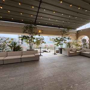 3階の披露宴会場のテラスは雨天時は屋根が降りるので、雨天時の対応も素晴らしいと思いました！