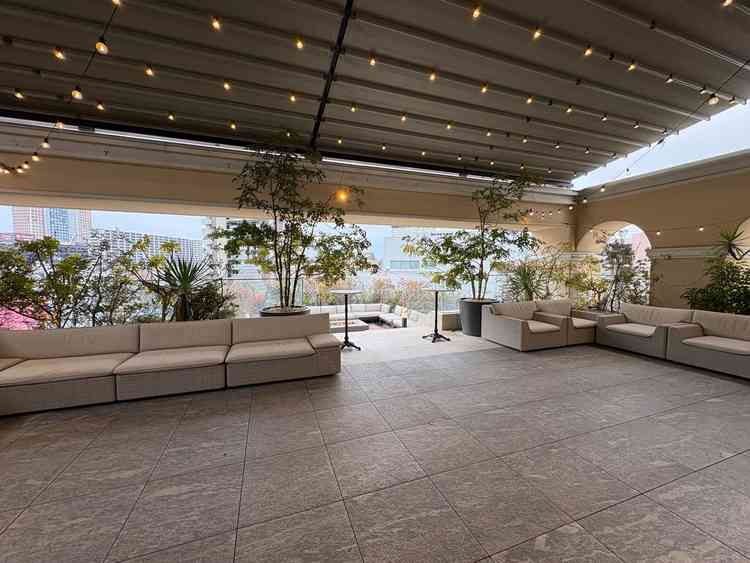 3階の披露宴会場のテラスは雨天時は屋根が降りるので、雨天時の対応も素晴らしいと思いました！