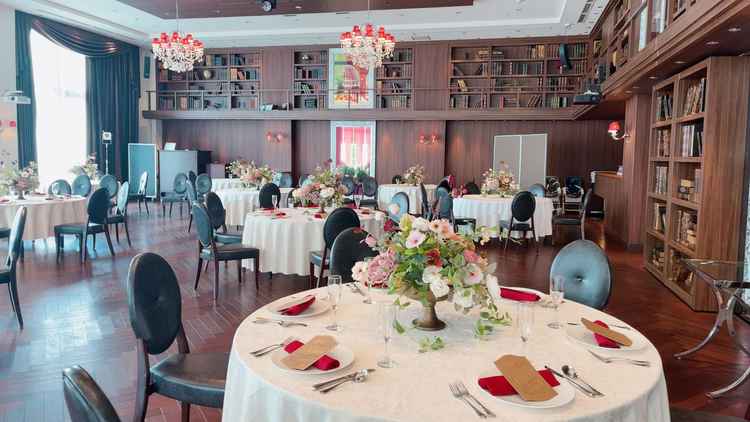 披露宴会場「RUBINO」はブラウン基調となり壁には本が置かれ落ち着いた雰囲気でした。