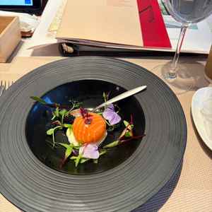 試食会にて。サーモンの中に様々な具材があり、見事に調和して美味しかったです。