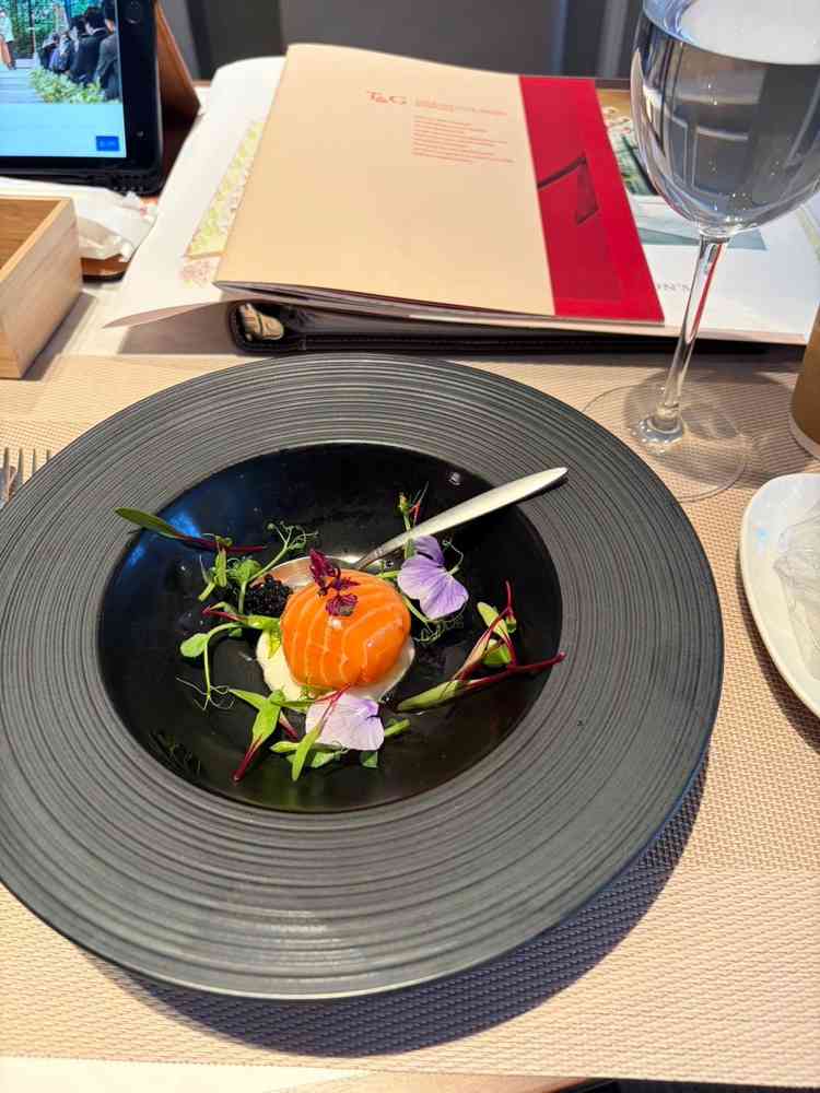 試食会にて。サーモンの中に様々な具材があり、見事に調和して美味しかったです。