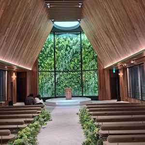 チャペルです。扉を開けてすぐの写真なので新郎、新婦の見る景色だと思います。