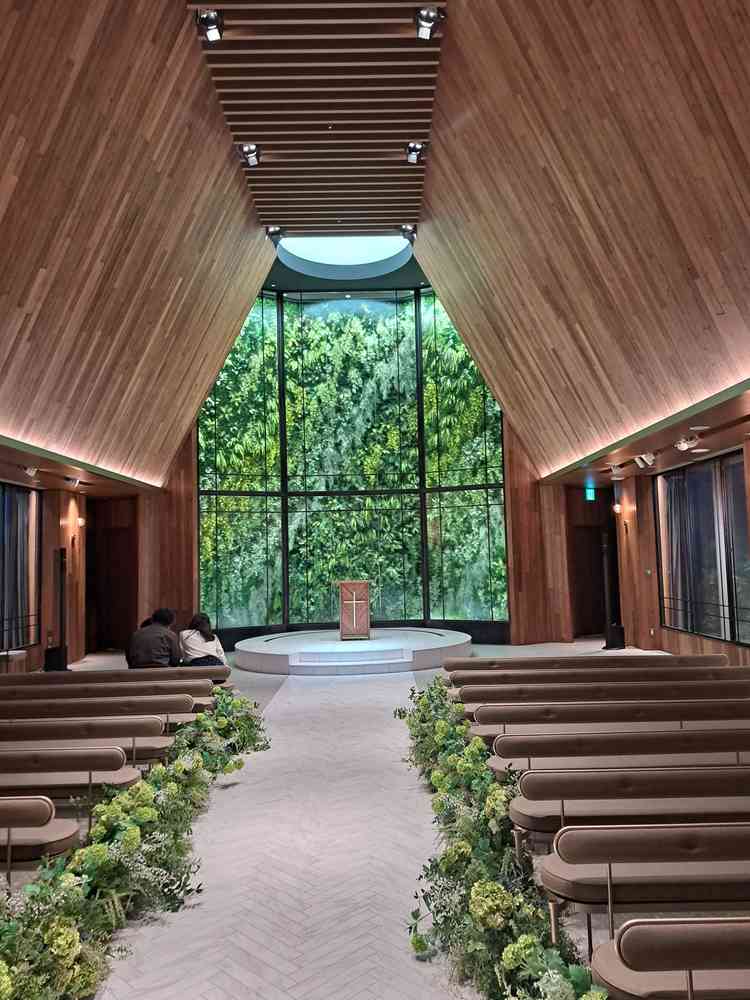 チャペルです。扉を開けてすぐの写真なので新郎、新婦の見る景色だと思います。