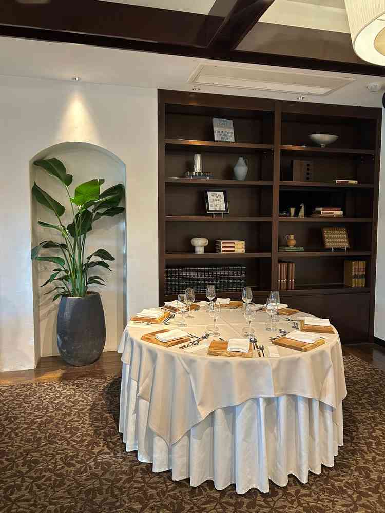 披露宴会場は色目も落ち着いていて、自分好みの色を入れて雰囲気を変えれそうな所が良かった