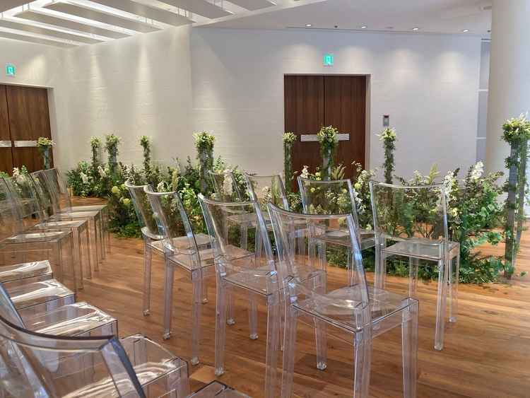 椅子の幅が狭く、座りにくかったです。椅子が軽いため簡単に動いてしまい、音も出てしまいます。