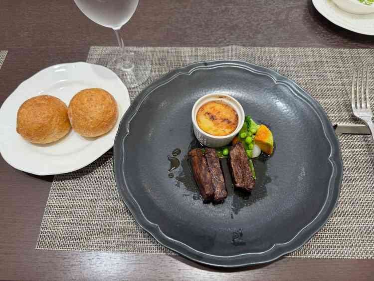 フランス料理フルコースがとても美味しくて魅力的でした。