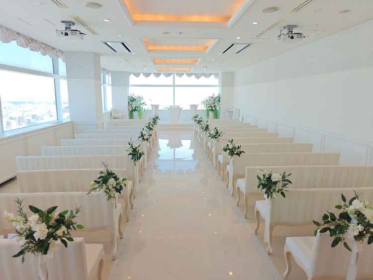 挙式場。白をモチーフとしておりシンプル目。眺めが絶景で圧巻。