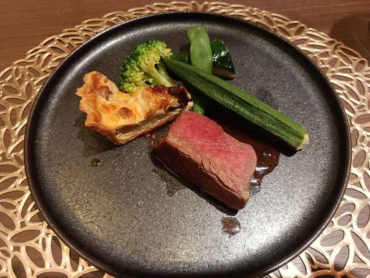 試食した料理。野菜は美味しかったですが、お肉は少しパサパサしていました。