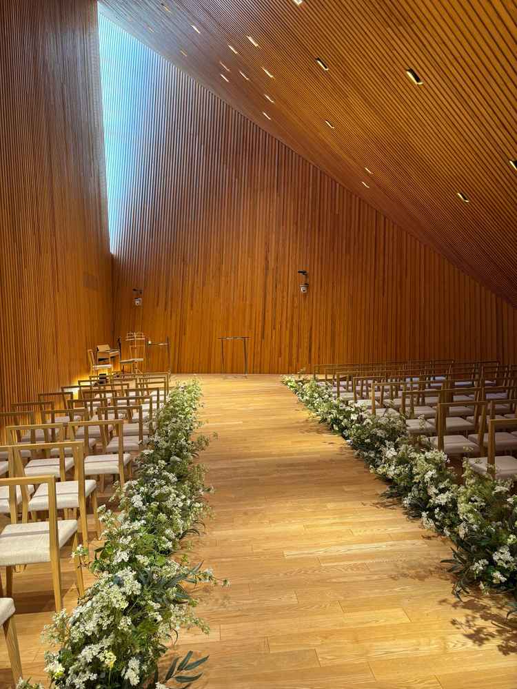 チャペルの写真です。バージンロードに段差がなく、ドレスを着ていても歩きやすそうだと感じました。