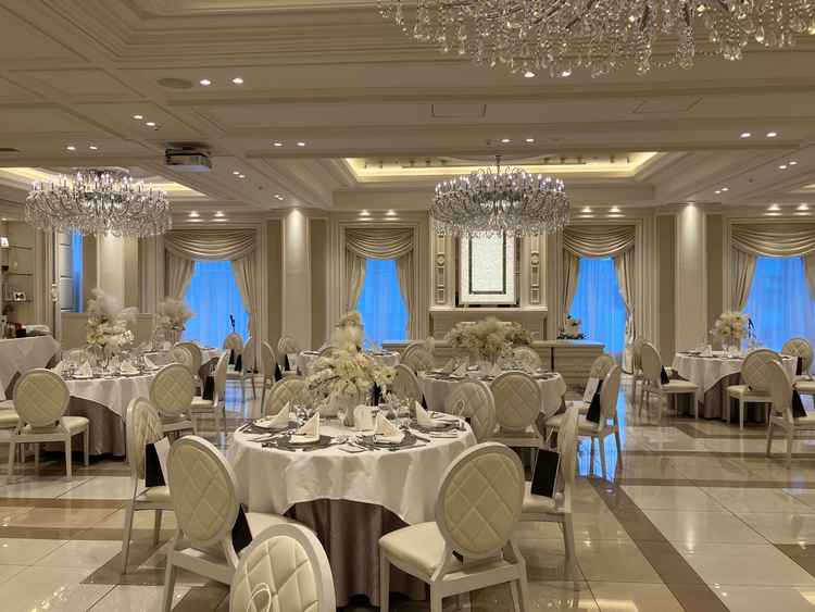 フロントが見えやすい席配置