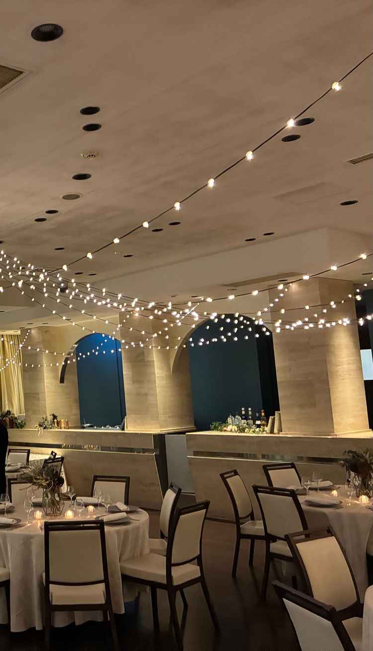 地下の披露宴会場。昼間でもライトが良い雰囲気を作っている。