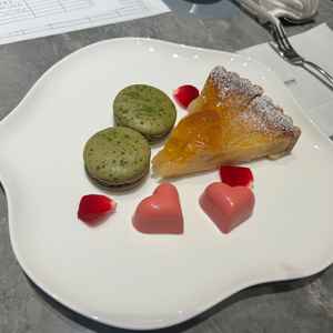 アップルパイとマカロン、チョコレートのデザートプレートが試食できた。