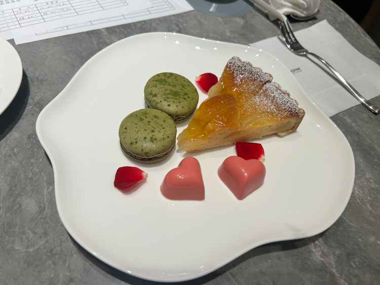 アップルパイとマカロン、チョコレートのデザートプレートが試食できた。