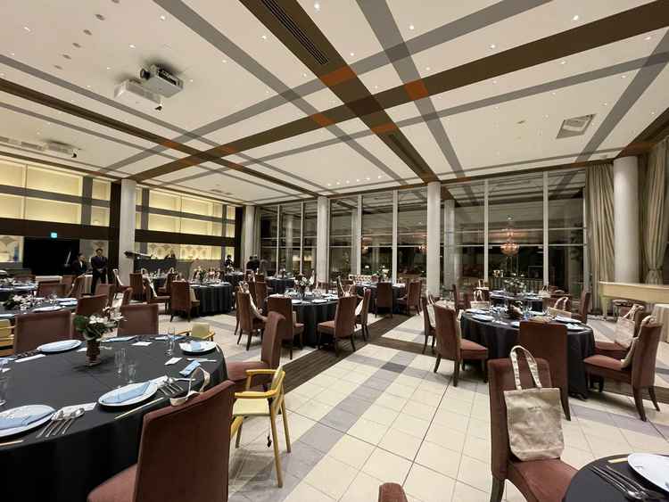 窓が広く夜でも開放感があり、落ち着いた雰囲気で過ごしやすそうだと感じました。