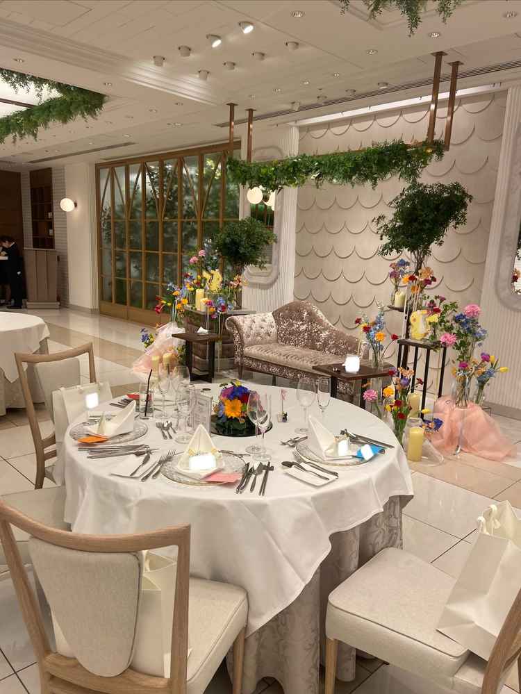 明るくカジュアルな雰囲気の披露宴会場。主役の2人と参列者との距離がとても近いです！