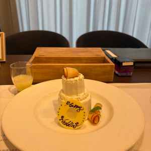 ウェディングケーキをイメージしたケーキがとても可愛かった。料理長との裏のやりとりも聞けてほっこりした