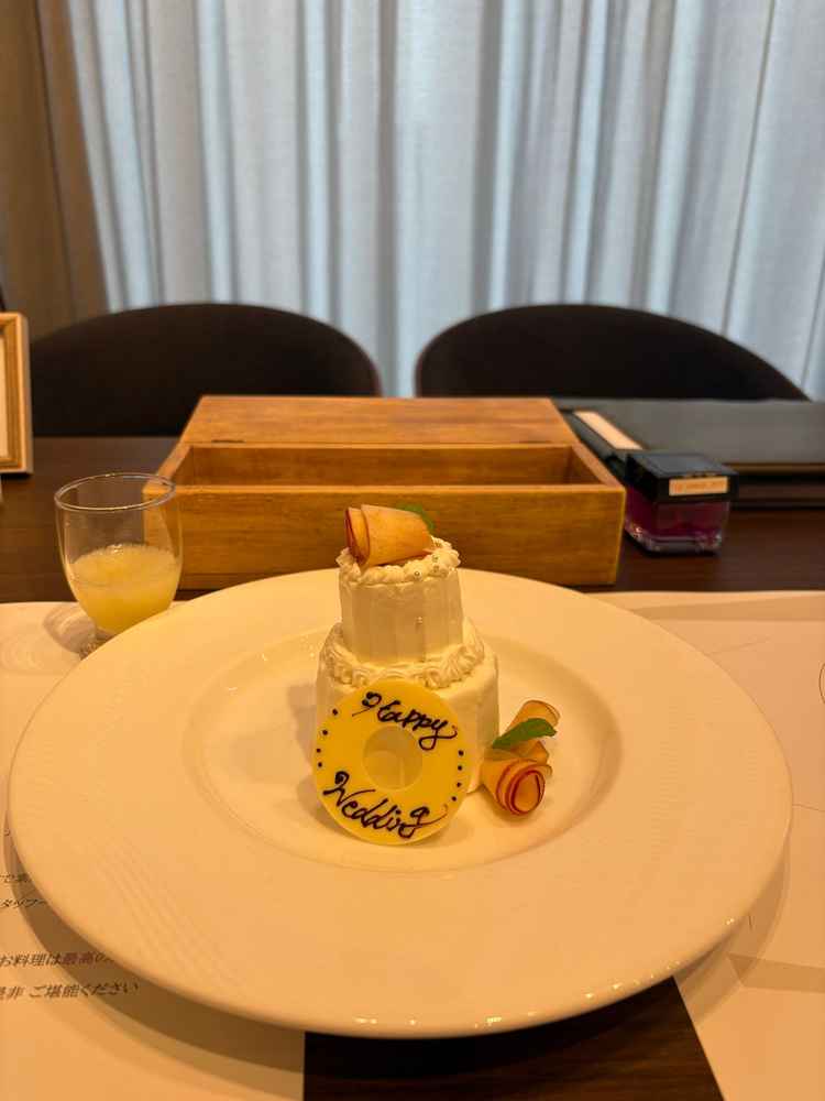 ウェディングケーキをイメージしたケーキがとても可愛かった。料理長との裏のやりとりも聞けてほっこりした