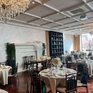 披露宴会場。高級感ありつつもゲストとの距離が近くアットホームな感じがいい。