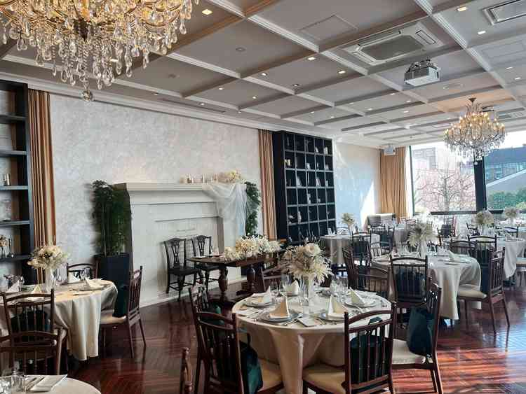 披露宴会場。高級感ありつつもゲストとの距離が近くアットホームな感じがいい。