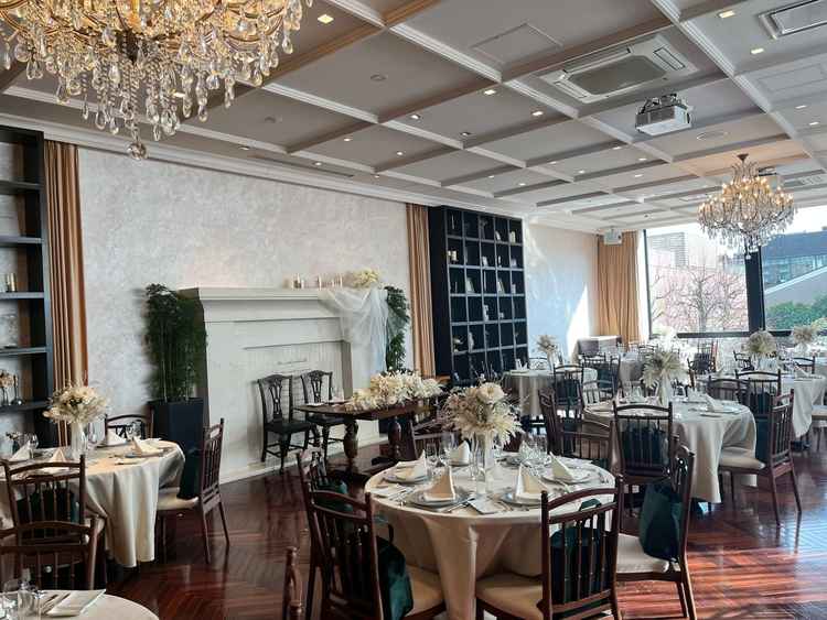 披露宴会場。高級感ありつつもゲストとの距離が近くアットホームな感じがいい。