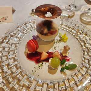 デザートが豪華で仕上げに目の前でホットチョコレートを注いでもらえるテーブルサービスもあり感激でした！