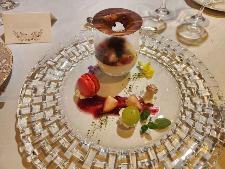 デザートが豪華で仕上げに目の前でホットチョコレートを注いでもらえるテーブルサービスもあり感激でした！