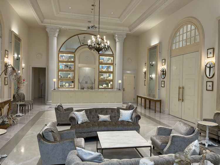 受付ロビー。アレンジが自由に可能で良さげでして。また、白基調としており素敵な内装でした。