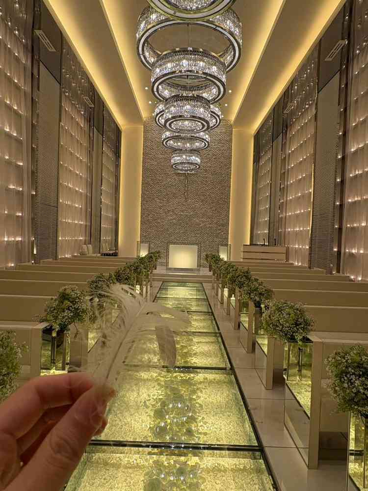 1番気になっていたチャペルの写真です。羽が落ちてくる演出もしていただきました。