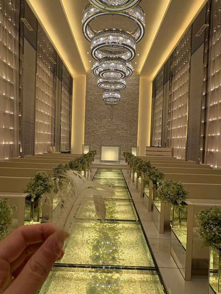 1番気になっていたチャペルの写真です。羽が落ちてくる演出もしていただきました。