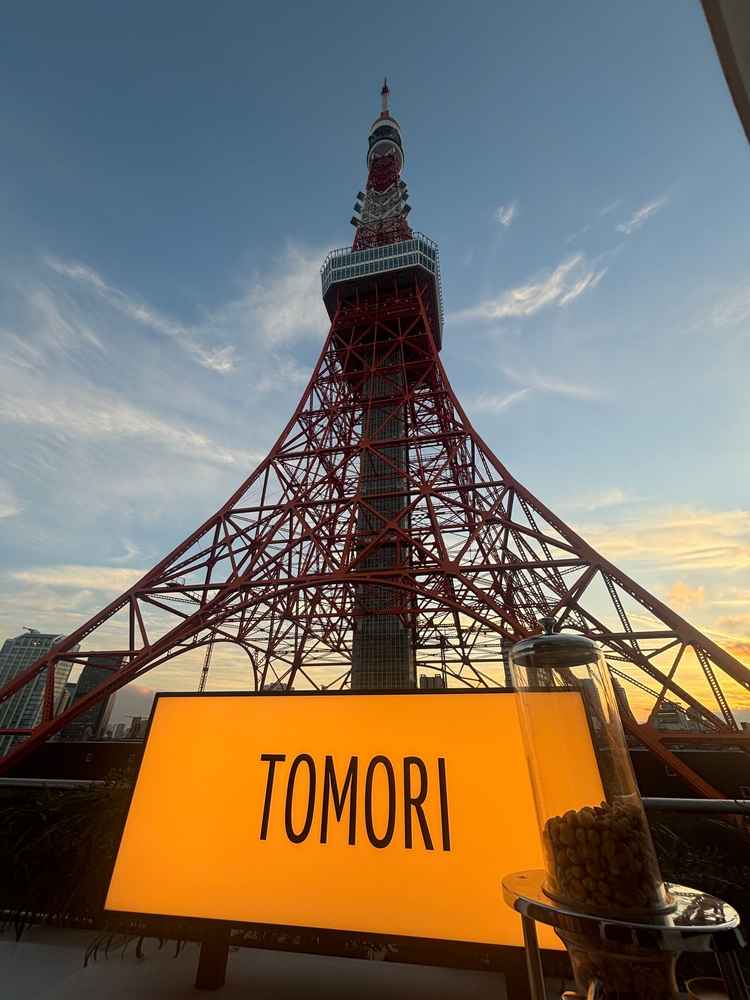 屋上のバーへ。夕暮れで景色が抜群。結婚式が終わってもこのような施設を利用できるのは素敵でした。