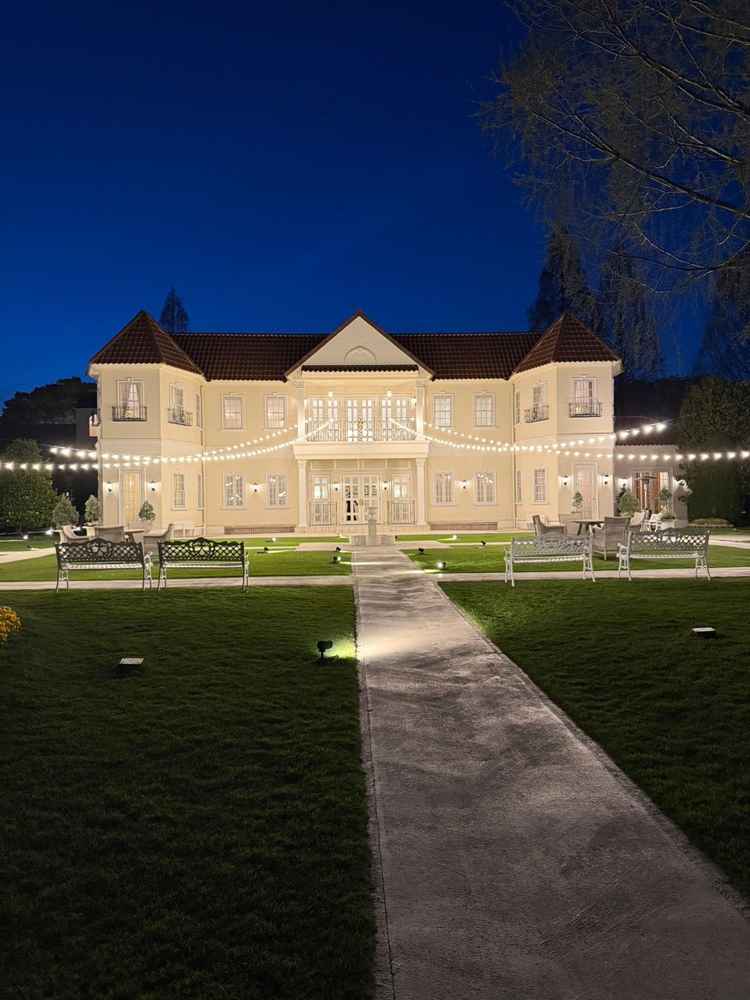 近づいて撮った式場の雰囲気です。この広々とした庭も飾り付け自由と聞いて色々と想像ができる場所でした。