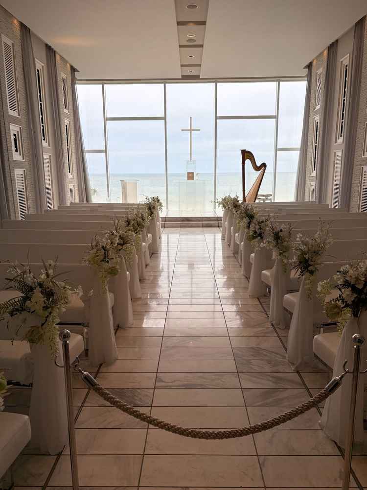 チャペル。生憎の曇り空でも光がさしこみ、海をバックにとても幻想的な空間が素敵でした。