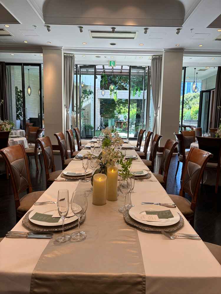 披露宴会場ヴェネチア。自然光が入るのと緑の装飾が多いので、とてもナチュラルな雰囲気です。