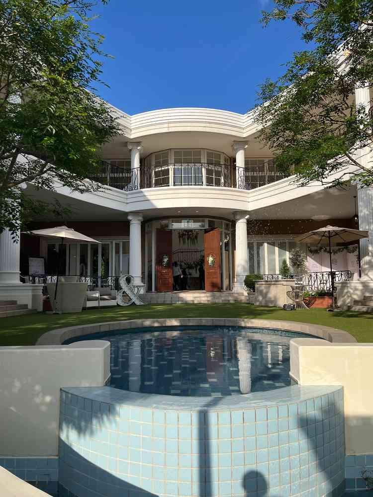 邸宅型の披露宴会場。2階からお出迎えができるそうで斬新だなと感じました。