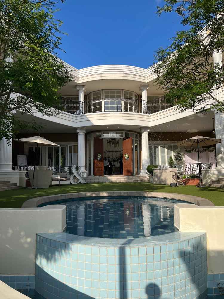 邸宅型の披露宴会場。2階からお出迎えができるそうで斬新だなと感じました。