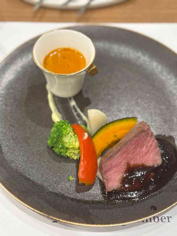 3万円相当の試食は彩りがあり温かいお皿で提供していただきました。スープが美味しかったです。