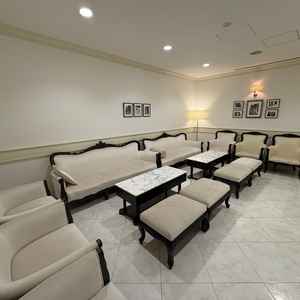 親族待合室（写真は新婦側）　ドリンクなどのサービス。スペースは余裕があるのでお子様がいても安心です。