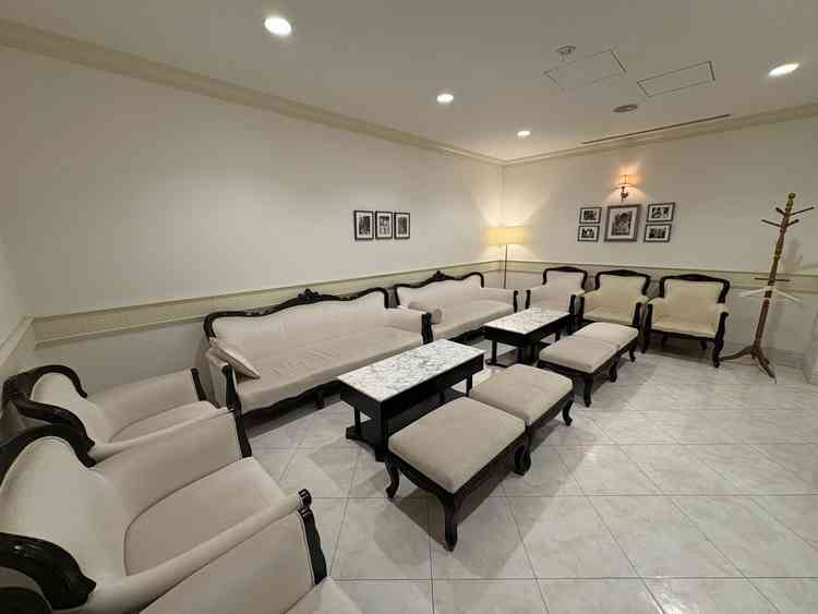 親族待合室（写真は新婦側）　ドリンクなどのサービス。スペースは余裕があるのでお子様がいても安心です。