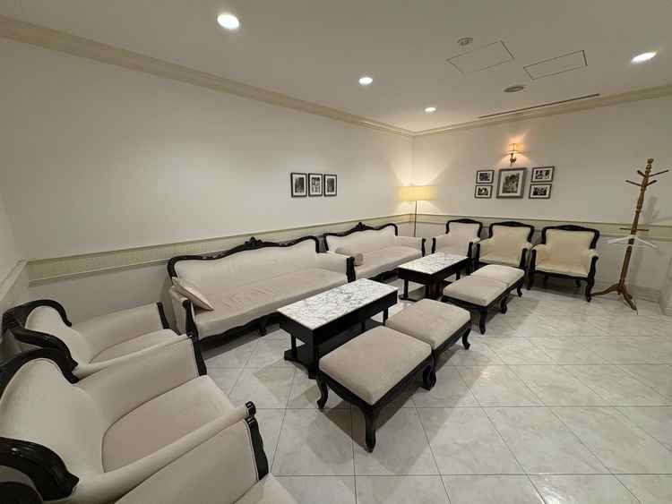 親族待合室（写真は新婦側）　ドリンクなどのサービス。スペースは余裕があるのでお子様がいても安心です。