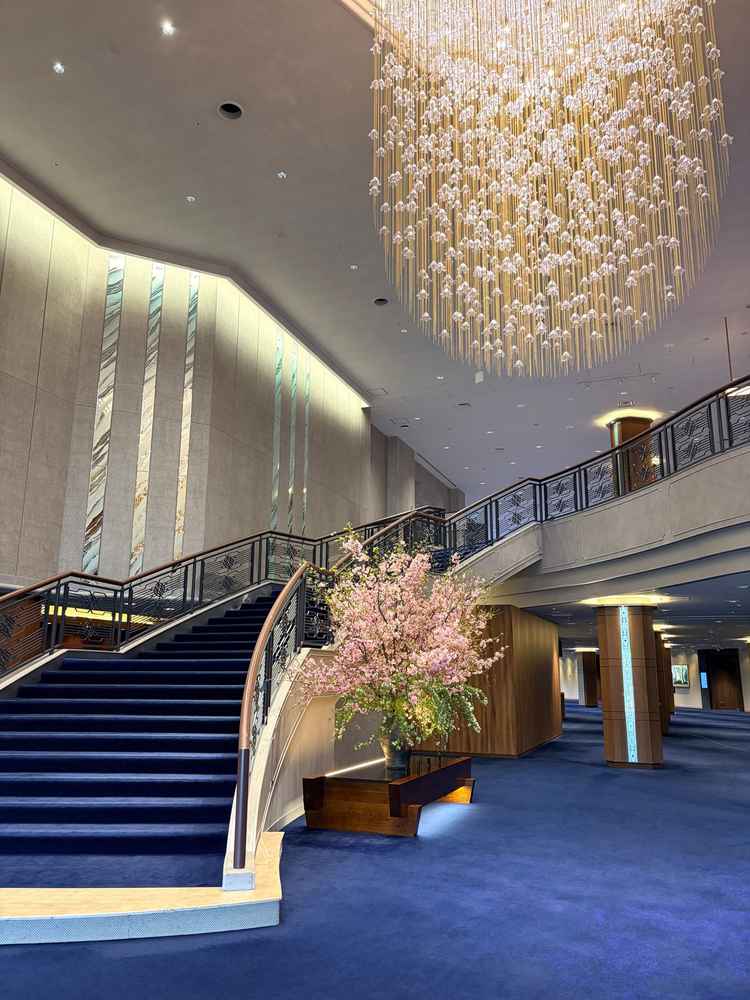 明治記念館入ってすぐの階段。フォトスポットになっているそう