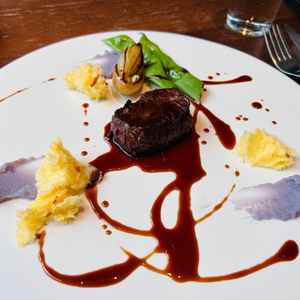 試食は下から2番目のコースのメニューをいただきました。盛り付けの色使いが美しいです。