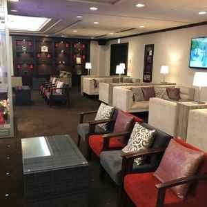 待合室は席が多く友人が楽しめます。