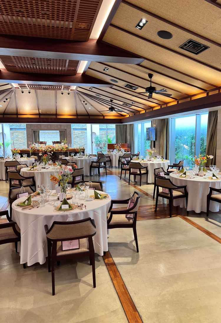 披露宴会場(バリ)会場。木目の基調でオレンジ色の電灯もあり、温かい空間でした。